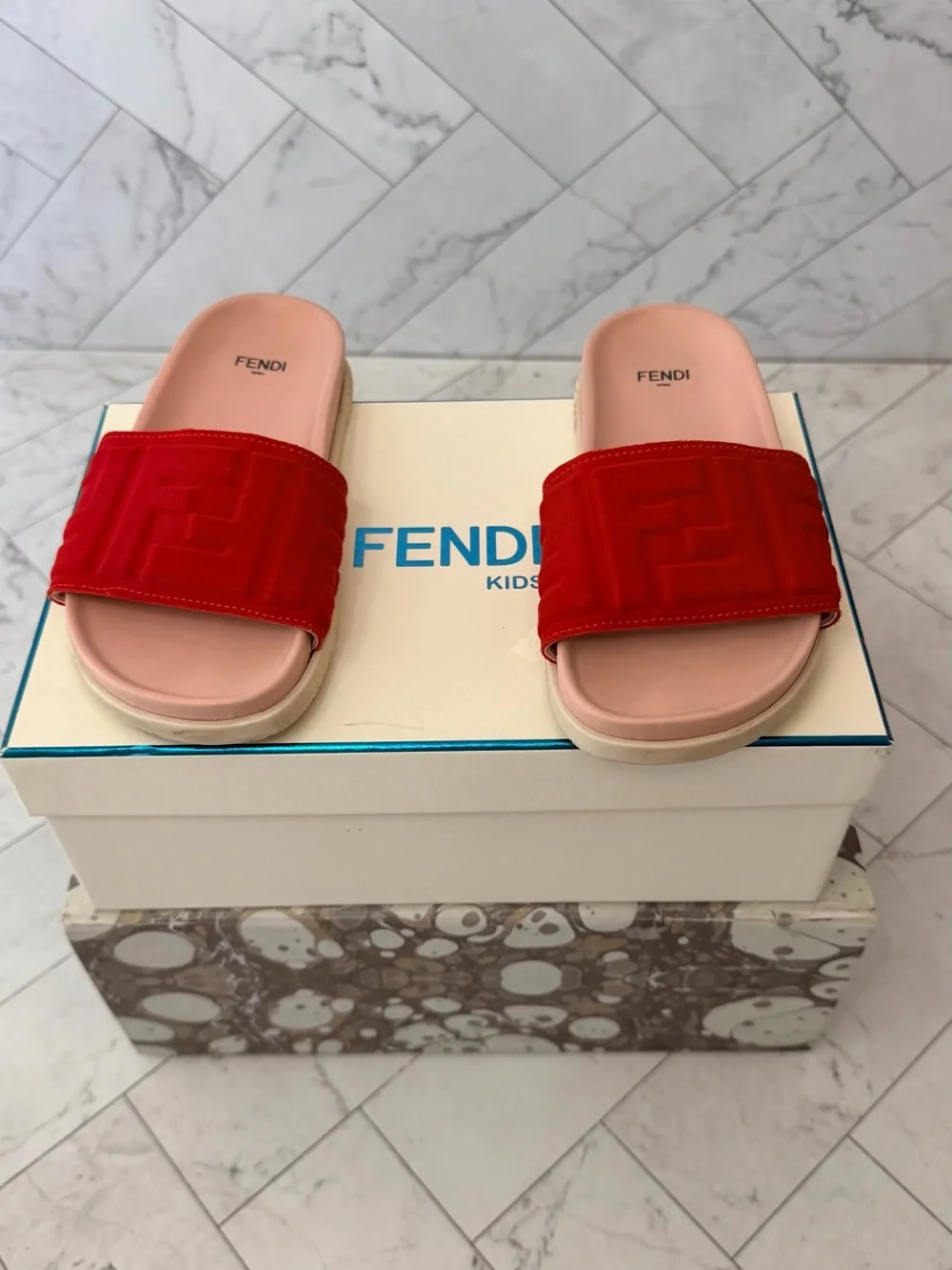 Fendi  KIDS LOGO EMBOSSED SLIDES